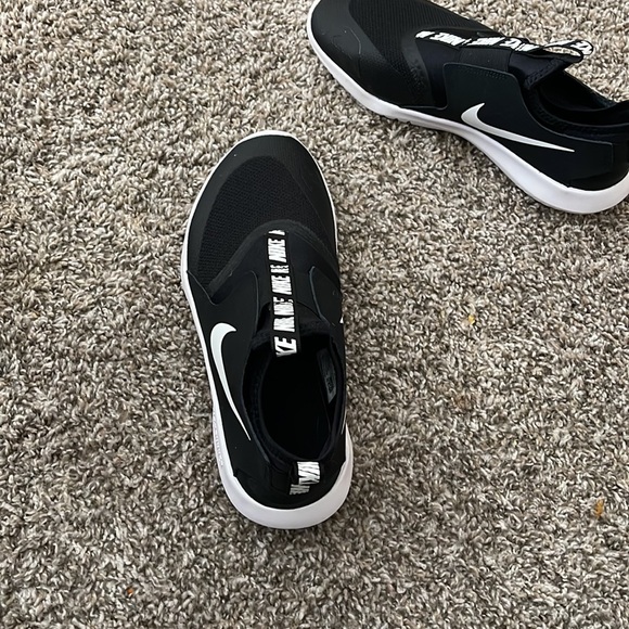 Nike female running shoes - Picture 2 of 5